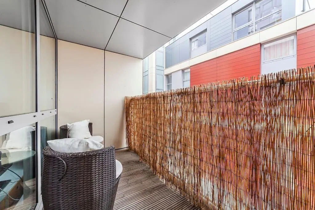 Charming & Large 1-Bedroom In The Heart Of London Apartment